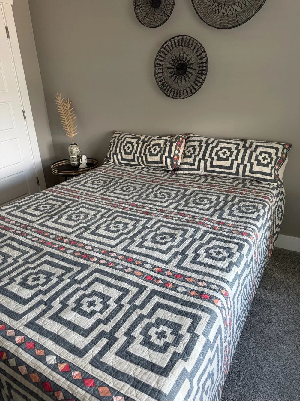 Hypnotic 3-Piece King Quilt Set — Black and Cream Geometric.